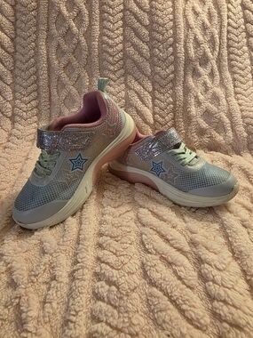 Girls Light Up Star Hook And Latch Sneakers - Rainbow